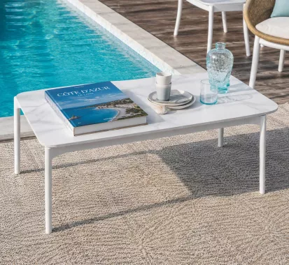 Table basse aluminium blanc & plateau céramique ALVENA | Mobilier extérieur haut de gamme Côte d’Azur
