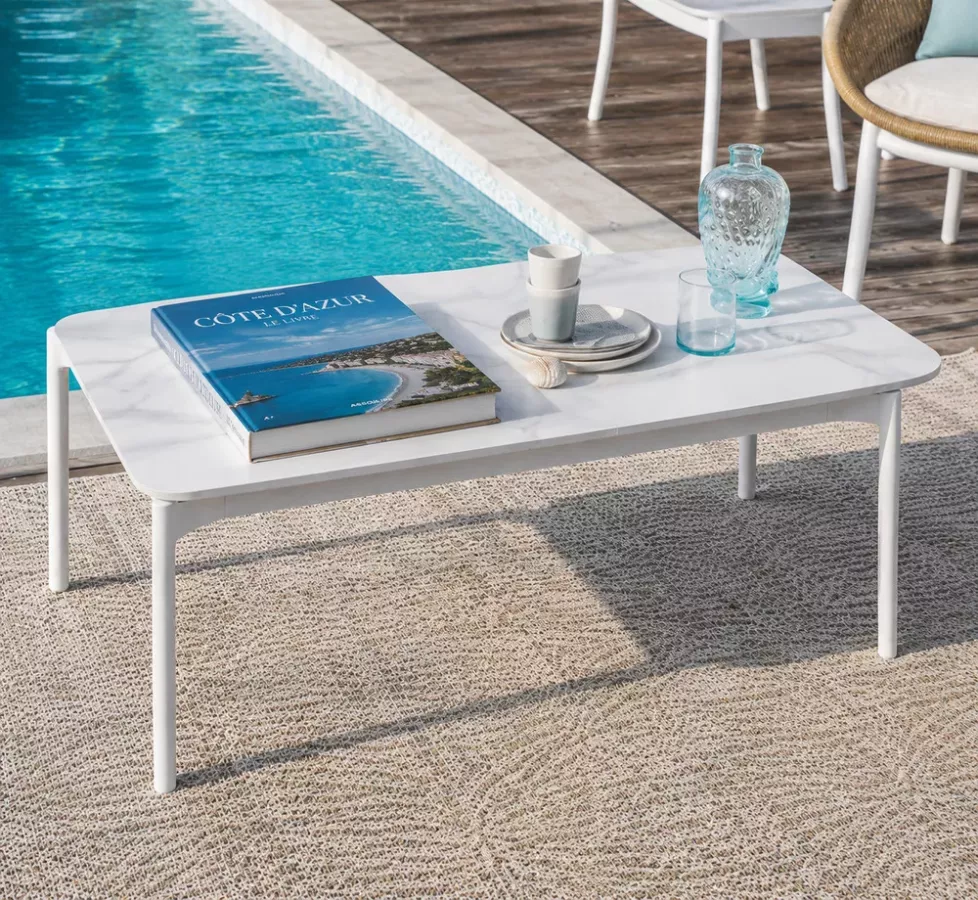 Table basse aluminium blanc & plateau céramique ALVENA | Mobilier extérieur haut de gamme Côte d’Azur