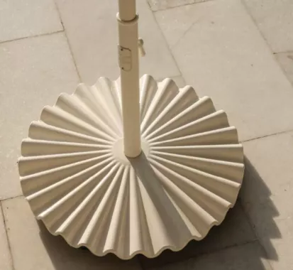 Parasol Umbrella luxe Ø 200 avec base blanc contour bleu marine – Riviera Club Côte d’Azur | Azur Lounge