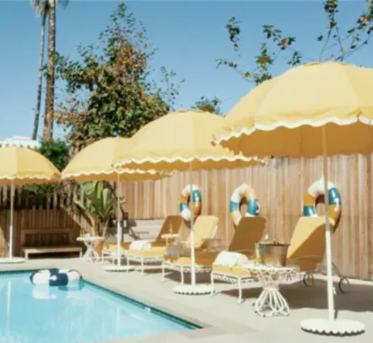Parasol Umbrella luxe Ø 200 avec base blanc contour bleu marine – Riviera Club Côte d’Azur | Azur Lounge
