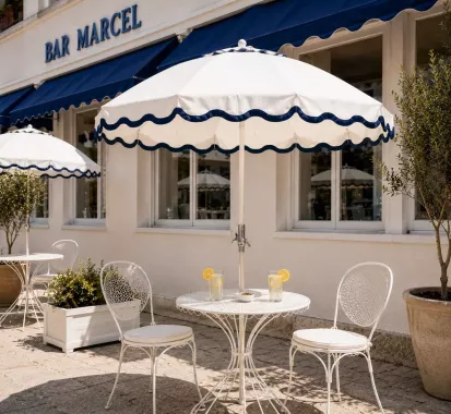 Parasol Umbrella luxe Ø 200 avec base blanc contour bleu marine – Riviera Club Côte d’Azur | Azur Lounge
