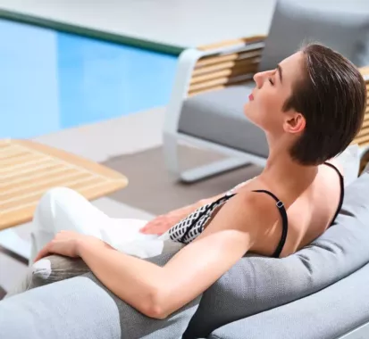 Table Basse de Jardin WING - Pininfarina | Élégance, Design et Durabilité en Teck & Aluminium – Disponible aux Antilles