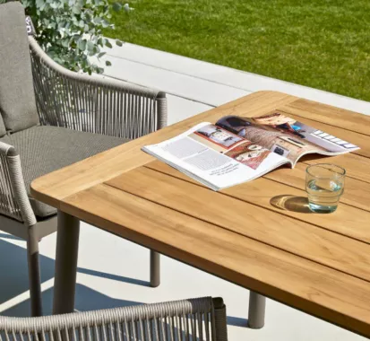 BIJOU – Table Teck & 4 Fauteuils Apple Bee | Mobilier d’Extérieur Premium pour les Antilles : Martinique, Guadeloupe, St-Martin