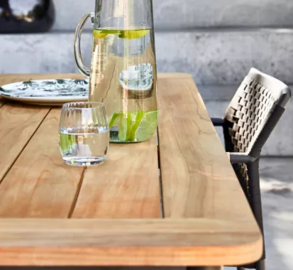 Table à Manger ELLE Aluminium Noir & Teck – Apple Bee | Mobilier Extérieur Haut de Gamme Côte d’Azur & Monaco
