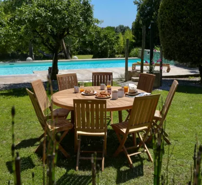 Grande table ronde en teck massif Sorah – 170 cm (8 à 10 personnes) – Idéale pour vos repas aux Antilles