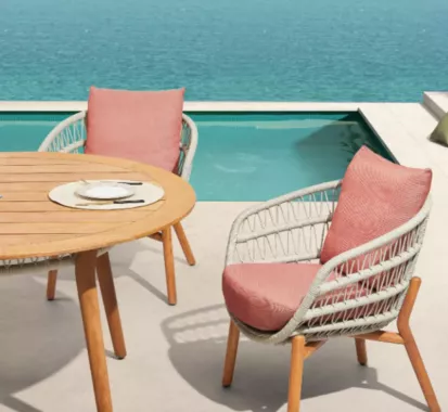 Ensemble Table de Repas Ronde Vasca en Teck FSC® avec 4 Fauteuils en Corde – Design Claudio Bellini