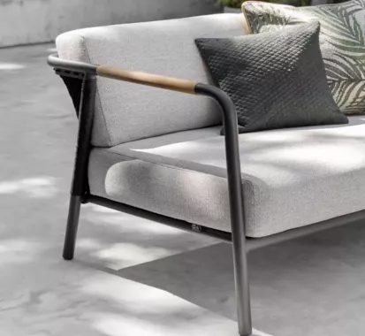Canapé 2 places ELLE Belt en aluminium et teck. Coussins déperlants Bee Wett®. Design haut de gamme aux Antilles.