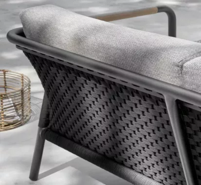 Canapé 2 places ELLE Belt en aluminium et teck. Coussins déperlants Bee Wett®. Design haut de gamme aux Antilles.