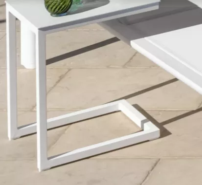 Table d’Appoint NUNU – Talenti | Élégance design et aluminium blanc pour accompagner vos bains de soleil aux Antilles