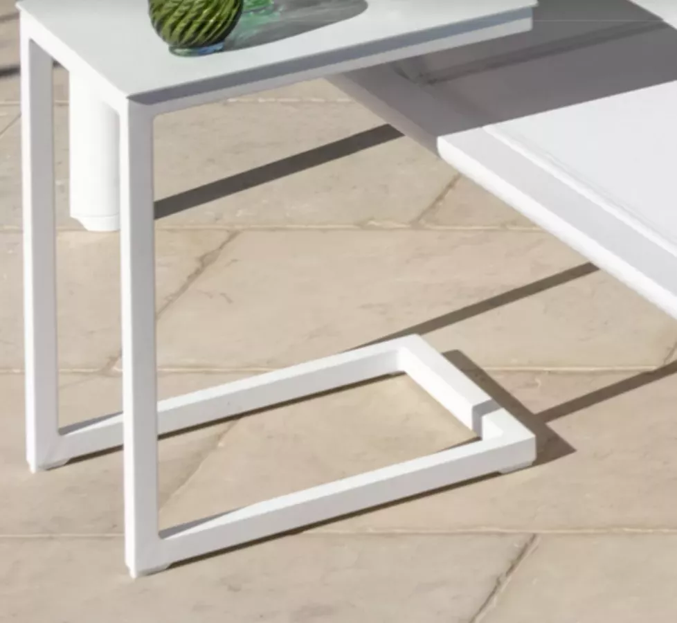 Table d’Appoint NUNU – Talenti | Élégance design et aluminium blanc pour accompagner vos bains de soleil aux Antilles