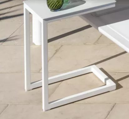 Table d’Appoint NUNU – Talenti | Élégance design et aluminium blanc pour accompagner vos bains de soleil aux Antilles