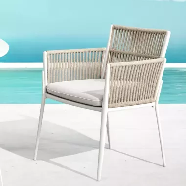 Ensemble HASTIA 4 places : design moderne, tressage raffiné, aluminium blanc et coussins outdoor. Élégance et confort tropical.